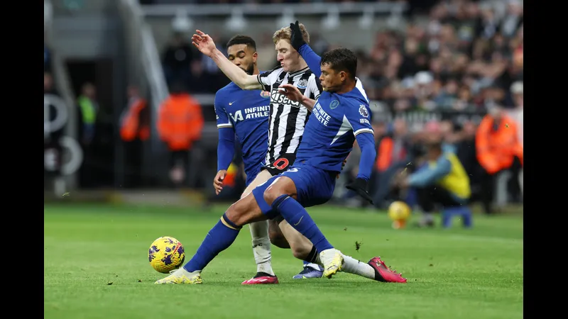 Cầu thủ của Chelsea nỗ lực giành bóng khỏi Newcastle trong trận đấu quyết liệt.
