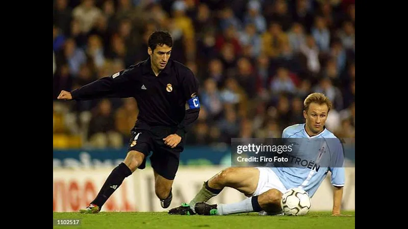 Cầu thủ của Real Madrid đang tung cú sút mạnh mẽ trong trận đấu với Celta Vigo